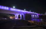 Le pont Interstate 35 sur le Mississipi est illuminé en violet en hommage à Prince, à Minneapolis le 21 avril 2017