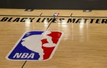 Sur cette photo, prise le 27 août 2020 à Lake Buena Vista, le logo "Black Lives Matter" côtoie celui de la NBA 