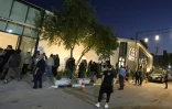 Des personnes font la queue pour assister au vernissage d'une exposition de l'artiste plasticien Riyadh Ghenea le 26 novembre 2021 à Bagdad