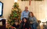 Fahed, Jouli, Sparta et Adeeb Fattouh dans le salon de leur appartement à Laval, au Canada, le 30 novembre 2016