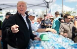 Le président américain Donald Trump distribue de l'eau, avec sa femme Melania, aux résidents de Lynn Haven, en Floride, le 15 octobre 2018  