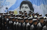 La police fédérale garde le pont Pueyrredon à Avellaneda, banlieue de Buenos Aires, face à une fresque d'hommage à Diego Maradona, lors d'une manifestation pendant une grève générale contre la politique du président argentin ultra-libéral Javier Milei le 24 janvier 2024