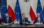 De gauche à droite, les leaders de la Troisième voie Wladyslaw Kosiniak Kamysz, de la Coalition Donald Tusk, et le co-leader de la Gauche Wlodzimierz Czarzasty signent leur alliance, le 10 novembre 2023 au Parlement à Varsovie