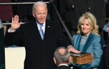 Joe Biden prête serment sur sa bible, à Washington, le 20 janvier 2021