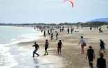 Des promeneurs sur la plage de Villeneuve-les-Maquelone, près de Montpellier, le 16 mai 2020