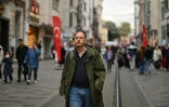 Ogulcan Yediveren, directeur de l’ONG SPOD, dans une rue d'Istanbul, le 28 octobre 2025 en Tuquie