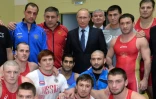Le président Vladimir Poutine au milieu d'athlètes le 11 novembre 2015 dans un centre d'entraînement à Sotchi 