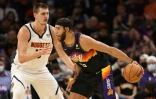 JaVale McGee, joueur des Phoenix Suns, tente de passer Nikola Jokic, des Denver Nuggets, en NBA le 20 octobre 2021 à Phoenix