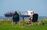 Bain de soleil au bord de la mer du Nord, à Wremen dans le nord-ouest de l'Allemagne, le 24 juillet 2019