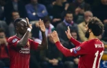 Les joueurs sénégalais Sadio Mané et égyptien Mohamed Salah fêtent un but de Liverpool sur le terrain de Genk le 23 octobre 2019