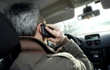 Un automobiliste utilise son téléphone portable tout en conduisant le 4 janvier 2012 près de  Nantes