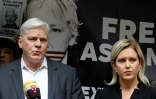 Le rédacteur en chef de WikiLeaks, Kristinn Hrafnsson (G) et l'avocate Jennifer Robinson, s'adressent aux journalistes devant le tribunal de Southwark à Londres le 1er mai 2019