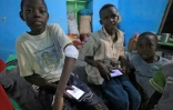 Un enfant montre son pansement dans un camp de déplacés à Damazine, dans le sud-est du Soudan, le 7 août 2022