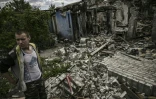 Ivan Sosnin, 19 ans, devant sa maison détruite à Lyssytchansk, dans l'est de l'Ukraine, le 7 juin 2022