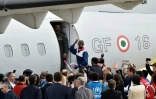 Un réfugié érythréen monte dans un avion pour la Suède dans le cadre d'un nouveau programme européen de "relocalisation", le 9 octobre 2015 à l'aéroport de Rome