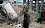 Une jeune fille palestinienne au milieu des décombres à Jabalia, dans le nord de la bande de Gaza, le 10 mai 2025
