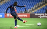 L'attaquant français Ousmane Dembélé tire et marque lors du match de qualification au Mondial 2022 contre le Kazakhstan, à Noursoultan, le 28 mars 2021