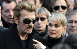 Johnny Hallyday et sa femme Laetitia Hallyday venus assister aux funéraillmes de Jean-Chrysostome Dolto, dit Carlos, en l'église de Saint-Germain des Prés à Paris le 22 janvier 2008