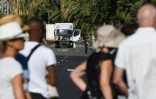Des vacanciers  sur la Promenade des Anglais le 15 juillet 2016 à Nice au lendemain de l'attaque terroriste qui a fait 84 morts