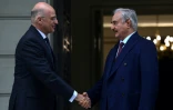 Le ministre grec des Affaires étrangères Nikos Dendias (g) accueille le maréchal libyen Khalifa Haftar avant des discussions à Athènes sur l'avenir de la Libye, le 17 janvier 2020