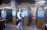 Désinfection d'une bibliothèque à Qingdao, dans l'est de la Chine, le 13 mars 2022