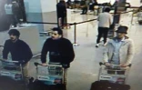 Image d'une caméra de surveillance, diffusée par la police fédérale belge le 22 mars 2016 de Mohamed Abrini (d), l'homme au chapeau, et de deux autres suspects à l'aéroport international de Bruxelles-Zaventem le matin des attentats jihadistes dans la capitale belge