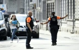 Des policiers détournent le trafic automobile à Liège le 29 mai 2018 à proximité des lieux où un homme a tué deux policières et le passager d'une voiture. 