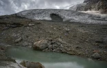 Des randonneurs près du glacier de Fee (en allemand : Feegletscher) dans les Alpes valaisannes, le 30 juillet 2022
