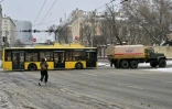 Un camion tire un tramway en panne en raison des coupures d'électricité après des frappes russes à Kiev, en Ukraine, le 9 janvier 2025