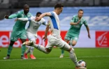 L'attaquant polonais de Marseille Arkadiusz Milik marque sur penalty contre Angers, le 16 mai 2021 au stade Vélodrome