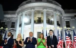 Le président américain Donald Trump et sa famille à l'issue de son discours à la clôture de la convention républicaine dans les jardins de la Maison Blanche le 28 août 2020  