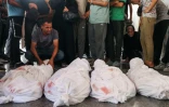 Des Palestiniens pleurent des proches tués par des frappes israéliennes sur le quartier al-Zeitoun, à l'hôpital Baptiste de Gaza-ville, le 19 août 2025