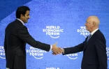 L'émir du Qatar, cheikh Tamim bin Hamad al-Thani (à gauche), serre la main du fondateur et président du Forum économique mondial de Davos (Suisse), Klaus Schwab, lors de la réunion annuelle de l'organisation le 23 mai 2022