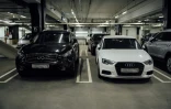 Des voitures de sport de luxe, immatriculées en Russie, garées dans le parking de l'aéroport d'Helsinki, le 19 août 2022 en Finlande