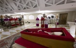 Photo prise le 21 avril 2025 et diffusée le 22 avril 2025 par les médias du Vatican du pape François dans son cercueil ouvert pendant le rite de la Confirmation de la mort du souverain pontife à la chapelle de Sainte-Marthe au Vatican