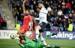 L'attaquant Olivier Giroud (d) face au gardien d'Andorre, Jose Moreira Gomes, lors du match de qualifications Ă l'Euro-2020, Ă Andorre, le 11 juin 2019