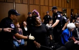 Des manifestants sont évacués du Sénat lors de l'audition de Brett Kavanaugh, candidat de Trump à la Cour suprême, le 4 septembre 2018 à Washington