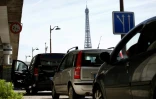Des conducteurs devant une station-service près de la Tour Eiffel, à Paris le 31 mai 2017