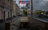 Un écran au-dessus de l'entrée d'un passage souterrain affiche une image commémorative de la victoire du 9 mai 1945, le 7 mai 2025 à Moscou