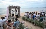 Les Chinois Song Jihan (g) et Wang Zengyi avec leurs nvités lors de leur cérémonie de mariage près de Pattaya, le 31 mai 2025 en Thaïlande