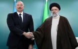 Photo diffusée le 19 mai 2024 par la présidence iranienne montrant le président iranien Ebrahim Raïssi (d) et le président d'Azerbaïdjan, Ilham Aliev, à Araz, à la frontière entre les deux pays