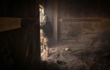 Un soldat ukrainien dans un bâtiment frappé par des bombardements russes dans la banlieue de Kiev, le 24 mars 2022
