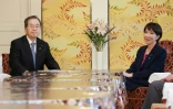 La présidente du parti PLD, Sanae Takaichi (D), et son homologue du Komeito, Tetsuo Saito, le 10 octobre 2025 à Tokyo