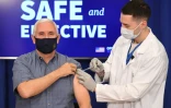 Le vice-président américain Mike Pence se fait vacciner contre le Covid-19 à Washington, le 18 décembre 2020