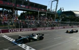 George Russell passe la ligne d'arrivée du GP d'Azerbaïdjan victorieux au volant de sa Mercedes devant la Red Bull du Néerlandais Max Verstappen (2e) le 26 septembre 2026 à Bakou 