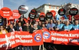 Des Turcs manifestent derrière une banderole disant "Nous sommes en résistance contre les agresseurs" devant l'ambassade russe à Ankara le 24 novembre 2015