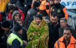 Un homme (c) attend des nouvelles de ses proches après un puissant séisme, le 25 janvier 2020 à Elazig, en Turquie