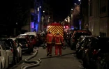 Des pompiers interviennent dans l'incendie d'un immeuble qui a fait sept morts dans le 16e arrondissement de Paris dans la nuit du 4 au 5 février 2019