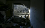 Une habitante devant un logement détruit par des bombardements à Donetsk, le 28 novembre 2023 en Ukraine