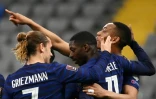 L'attaquant français Ousmane Dembélé, félicité par les attaquants Antoine Griezmann et Anthony Martial, après son but marqué contre le Kazakhstan, lors du match de qualification pour le Mondial 2022 au Qatar, le 28 mars 2021 à Nur-Sultan